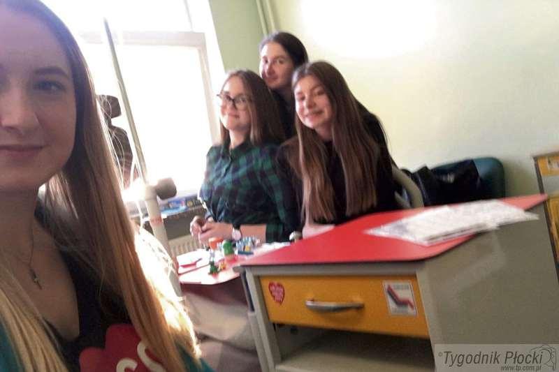 Dziewczyny z Małachowianki  pomagają uśmiechem