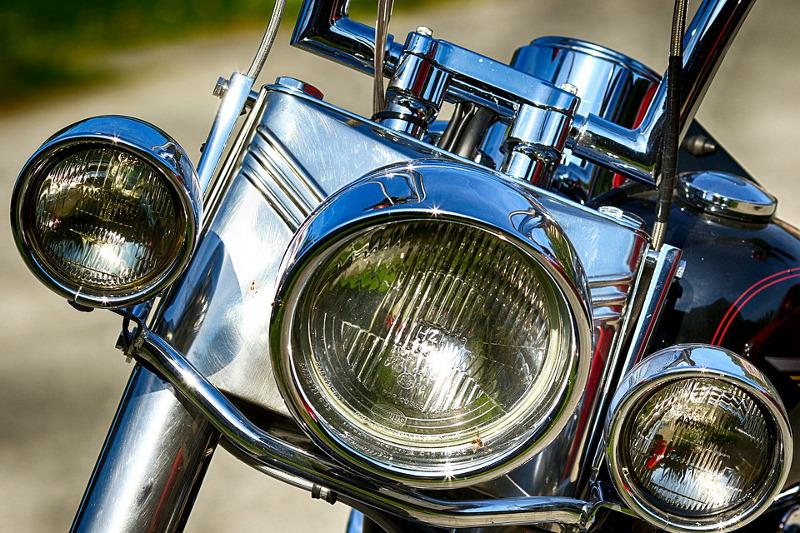 Policyjny motocykl na gostynińskich drogach