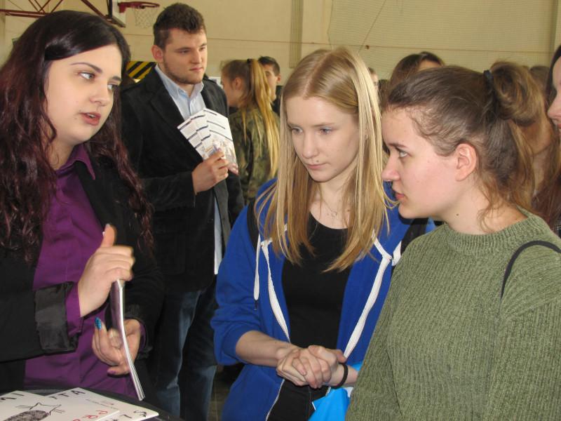 40 wystawców i 800 uczniów w LO Sucharskiego