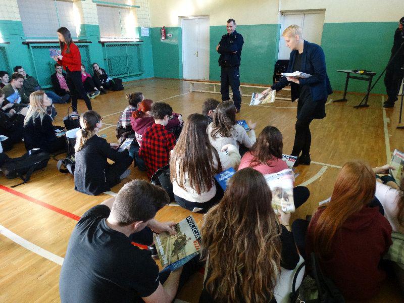 Funkcjonariusze zachęcają do podjęcia służby