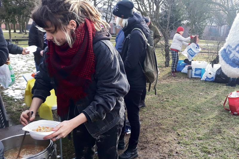 Od 4 lat przywożą zupę i kanapki. Zimą także ciepłe kurtki i czapki