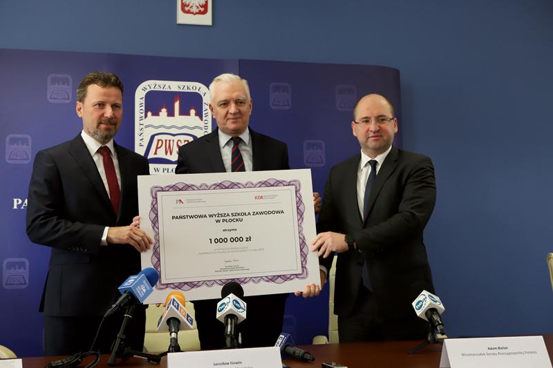 Warto postawić na PWSZ w Płocku. Minister Gowin nie szczędzi pochwał