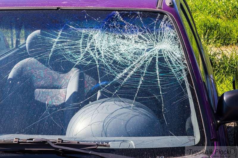 Zderzenie dwóch nisanów w Słupnie. Jedna osoba w szpitalu