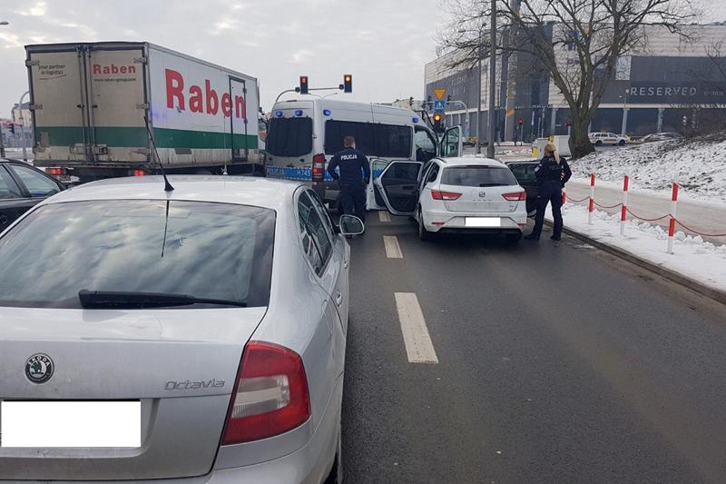 Byli poszukiwani listami gończymi. Zatrzymano ich na Podolszycach