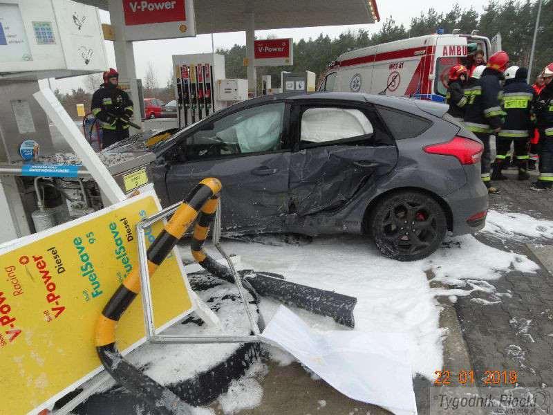 Ford z impetem wpadł na stację paliw. O krok od tragedii