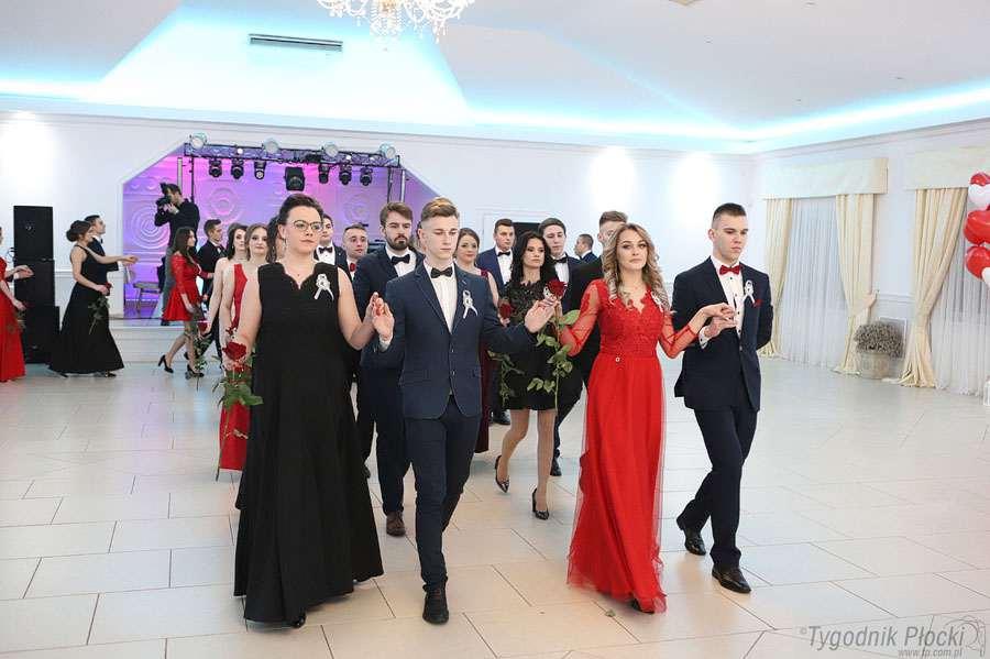 Polonez maturzystów  z Zespołu Szkół Usług i Przedsiębiorczości [ZDjĘCIA]