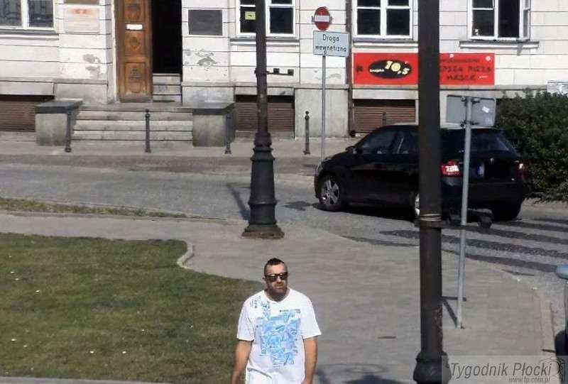 Policjanci szukają sprawców kradzieży