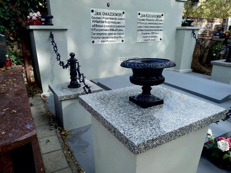 Odnowiono wspólną mogiłę Kochanowskiego i Gniazdowskiego