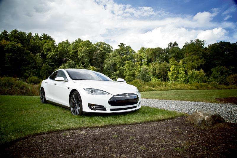 Najdroższy samochód – Aston Martin, jest pierwsza zarejestrowana elektryczna Tesla