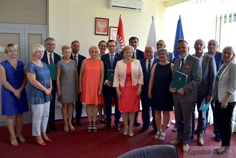 Urząd Marszałkowski podpisał umowy z samorządowcami