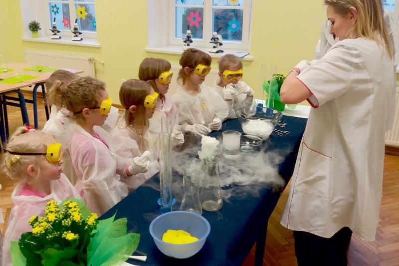 Eksperymenty chemiczne, taniec, języki obce w niecodziennej formie