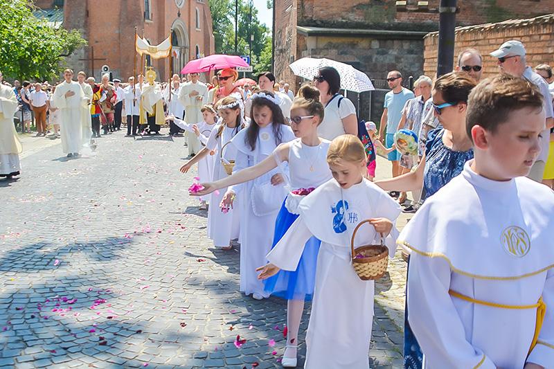 Płocczanie tłumnie świętowali Boże Ciało [ZDJĘCIA]