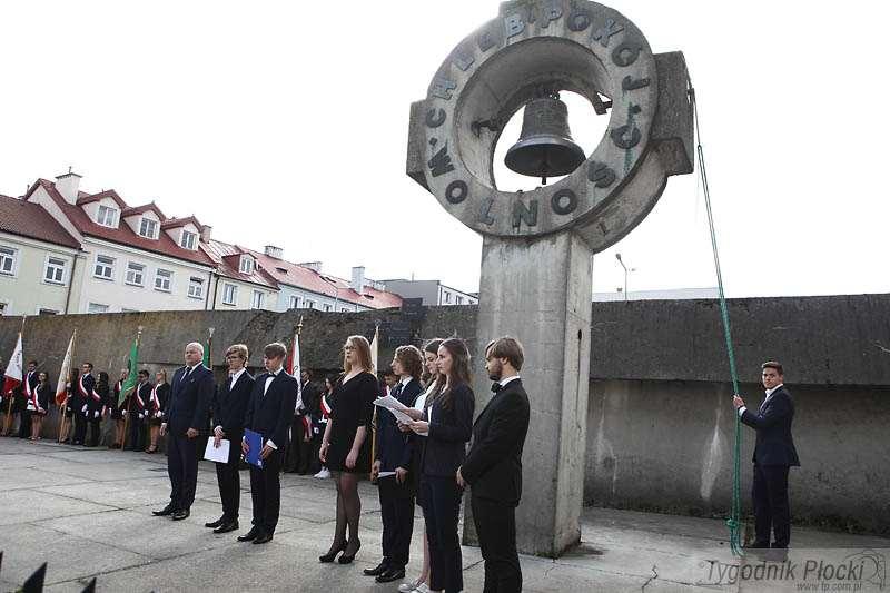 Maturzyści na apelu przed Dzwonem Pokoju [ZDJĘCIA]