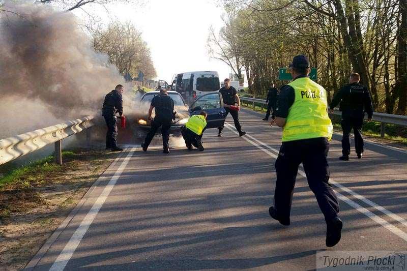 Policjanci z Płocka i Grójca ugasili samochód