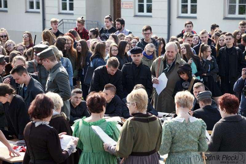 Historyczny happening  pod pomnikiem Broniewskiego