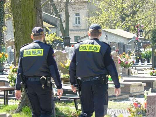 Patrole straży miejskiej na cmentarzach