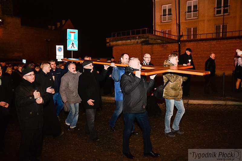 Droga Krzyżowa na ulicach Płocka [ZDJĘCIA]