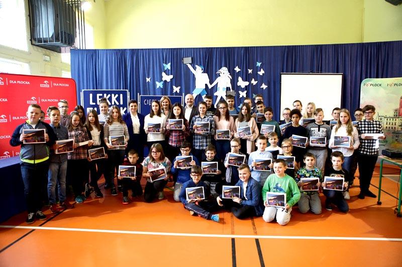 Elektroniczne podręczniki i lżejsze plecaki