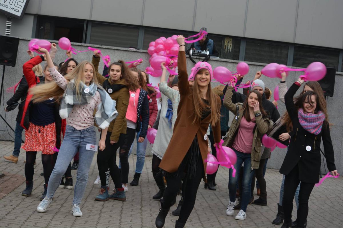 Taneczny protest przeciwko przemocy wobec dziewcząt i kobiet