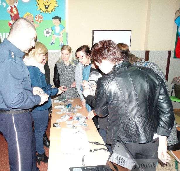 Rodzice i nauczyciele obejrzeli walizkę narkotykową