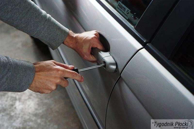 Włamanie do dwóch samochodów w Główinie i kradzież w galerii handlowej