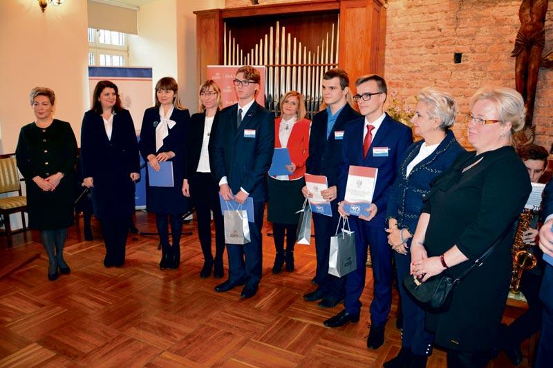 42 stypendystów premiera