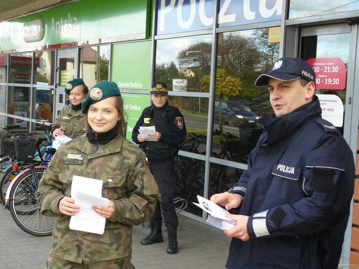 Uczniowie PUL, policjanci i strażnicy rozdawali ulotki