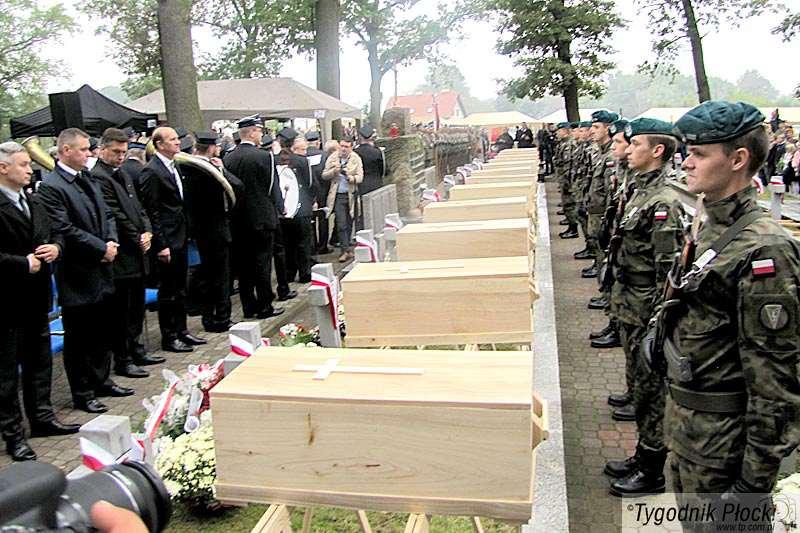 Pochówek żołnierzy w Dobrzykowie [ZDJĘCIA]