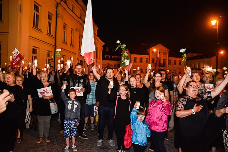 Kilkuset płocczan protestowało przed sądami [ZDJĘCIA]