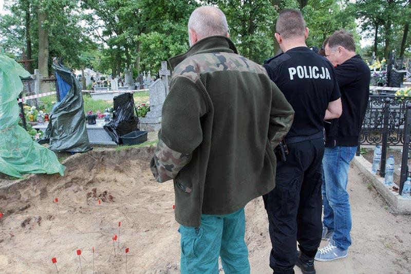 Ekshumacja szczątków żołnierzy i kolejarzy w Dobrzykowie