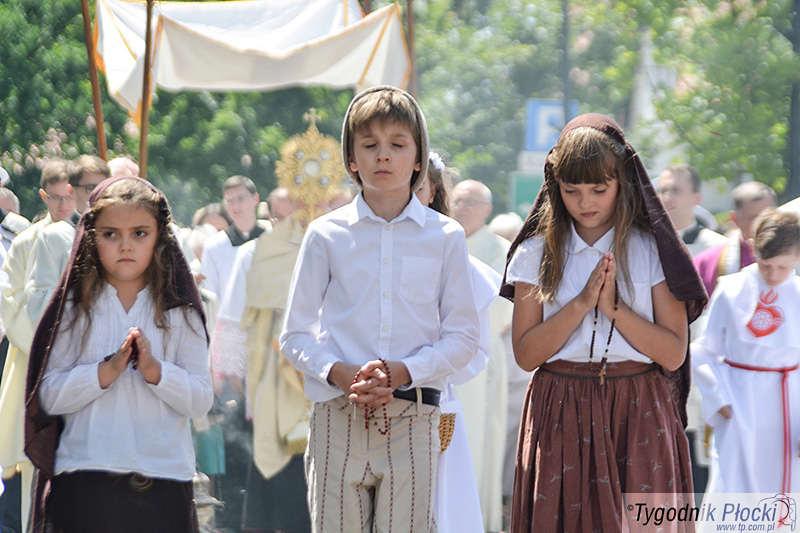 Tłumna procesja Święta Bożego Ciała [ZDJĘCIA]