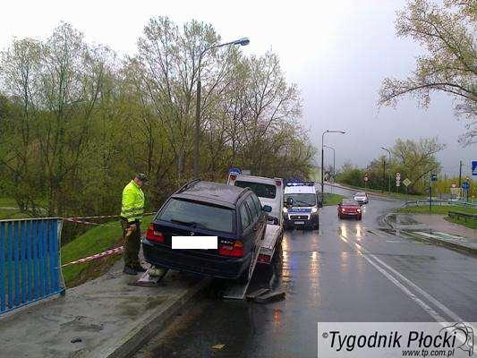 Bmw wyłamało barierki na moście nad Brzeźnicą