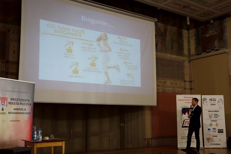 Młodzież zachęca do uprawiania sportu i zdrowego odżywiania