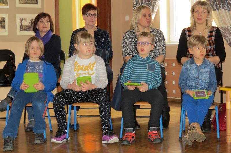 Przedszkolaki z tabletami