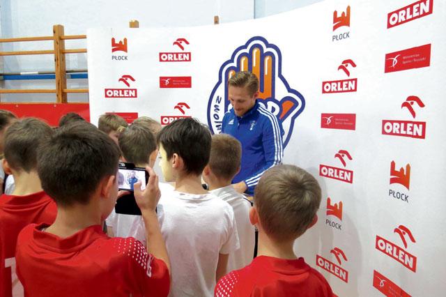 Są jak magnes! Gwiazdy sportu uczą w szkołach
