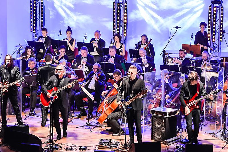 Legenda zagrała z Orkiestrą. Nadkomplet na koncercie Czerwonych Gitar [ZDJĘCIA]