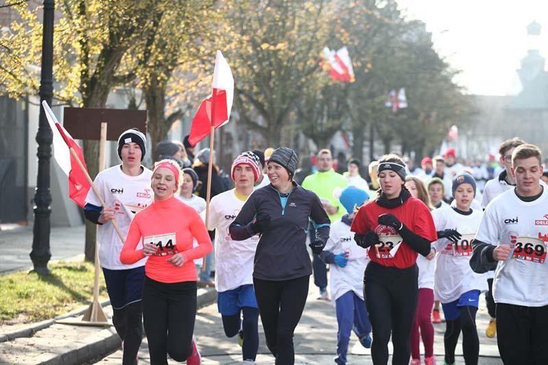 Płocczanie pobiegli z flagami ulicami miasta [ZDJĘCIA]