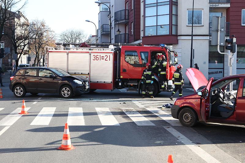 Uwaga! Wypadek na skrzyżowaniu Sienkiewicza i Bielskiej [ZDJĘCIA, WIDEO]