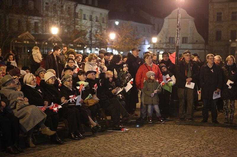 Wieczorek Patriotyczny: śpiewali przy ławeczce druha Wacława [ZDJĘCIA, WIDEO]