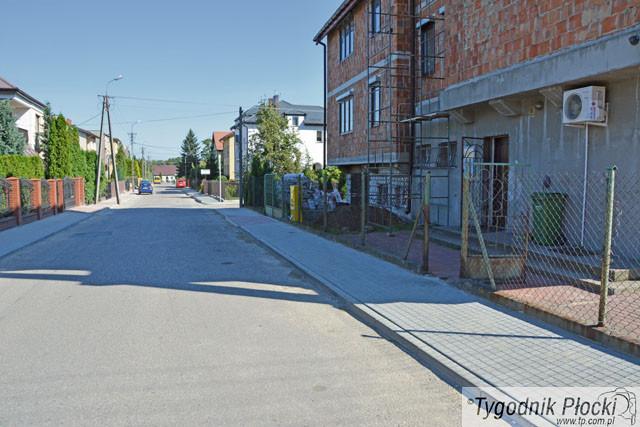 Remontują chodniki i leczą drzewa