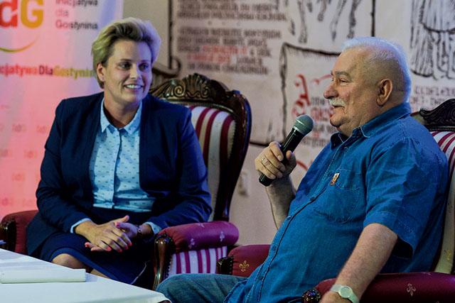 Lech Wałęsa do mieszkańców Gostynina: Nie szarżujcie!