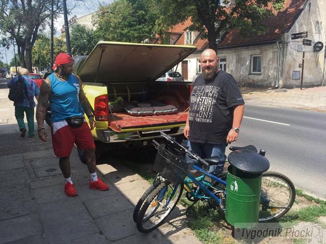 Różal, motocykliści i... rowery