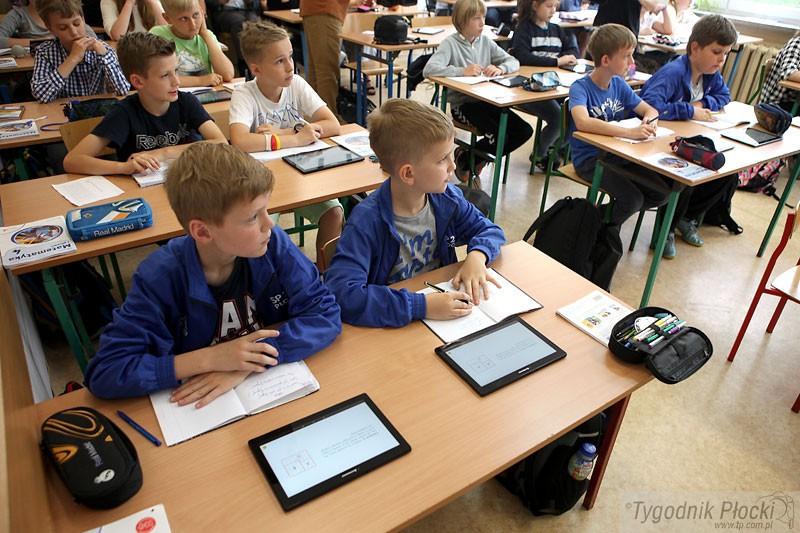 W SP 23: lekkie plecaki, książki w tablecie [ZDJĘCIA, FILM]