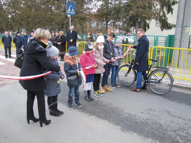 Wstęga przywieziona na rowerach