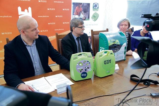 Jest dziewięć nowych defibrylatorów