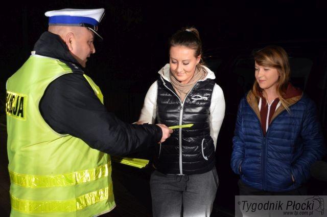 Policjanci rozdawali odblaski