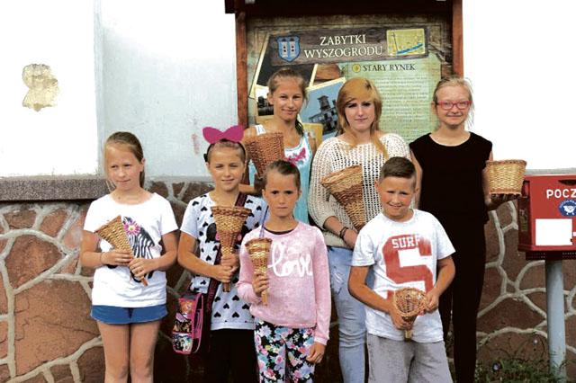 Jedni wyplatają, inni tańczą 