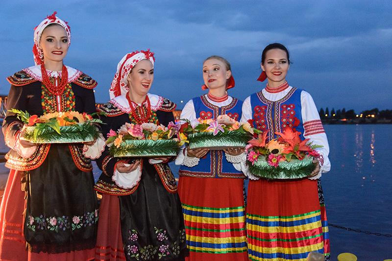 Parada wianków i jednostek pływających