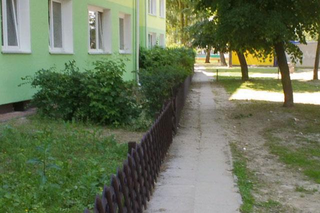 Starsi ludzie szukają miejsca dla siebie
