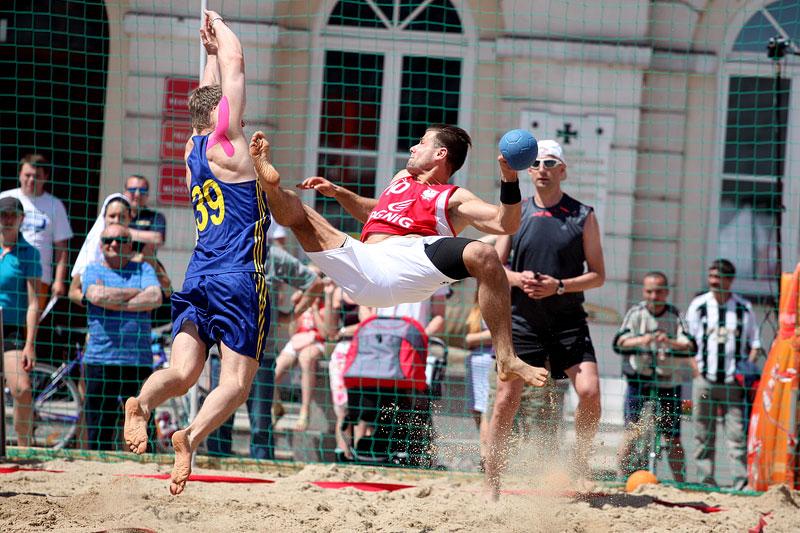 Piłka ręczna plażowa na Starym Rynku w Płocku